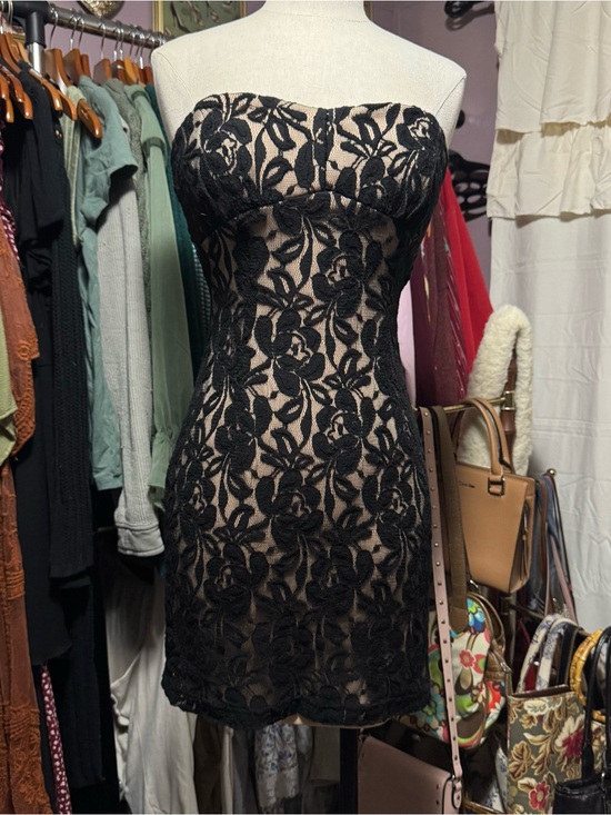 Forever 21 Dresses & Skirts - 2000s Forever 21 Black Lace Strapless Mini Dress with Nude Underlay